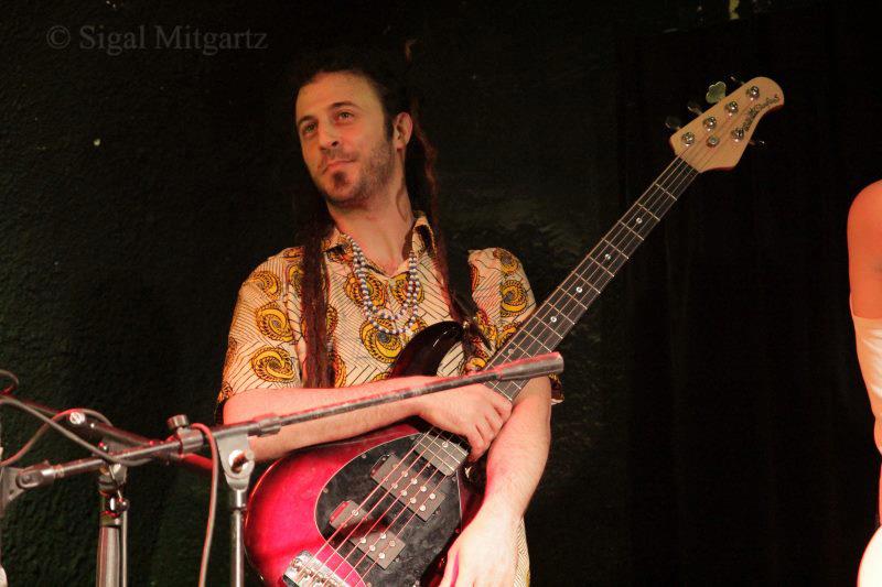 תומר מש מורה לגיטרה וגיטרה בס בהופעה עם groove ambassadors
